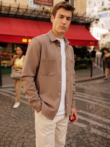 DAN FOX APPAREL Regular fit Πουκάμισο 'Leonidas' σε καφέ
