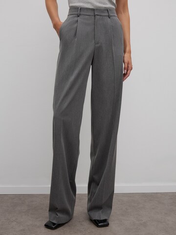 RÆRE by Lorena Rae - regular Pantalón plisado en gris: frente
