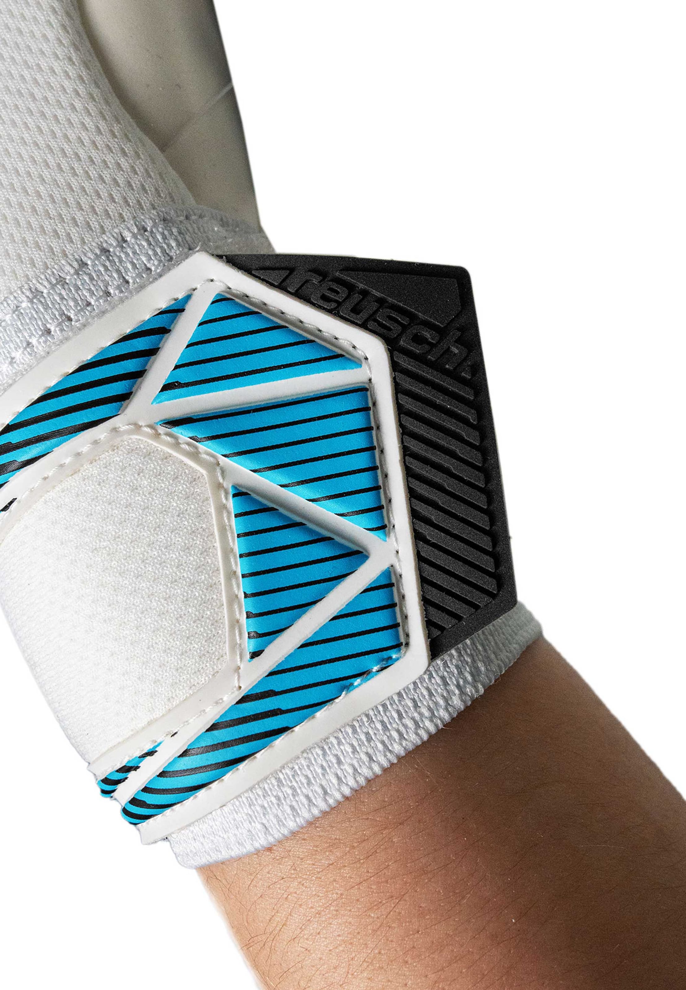 REUSCH Sports gloves 'Attrakt Freegel Advance' in White