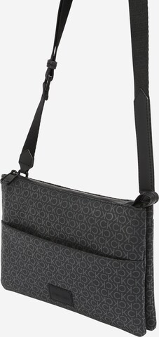 Calvin Klein - Bolso de hombro en negro: frente