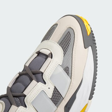 ADIDAS ORIGINALS Sneakers low 'NitebaII' i grå