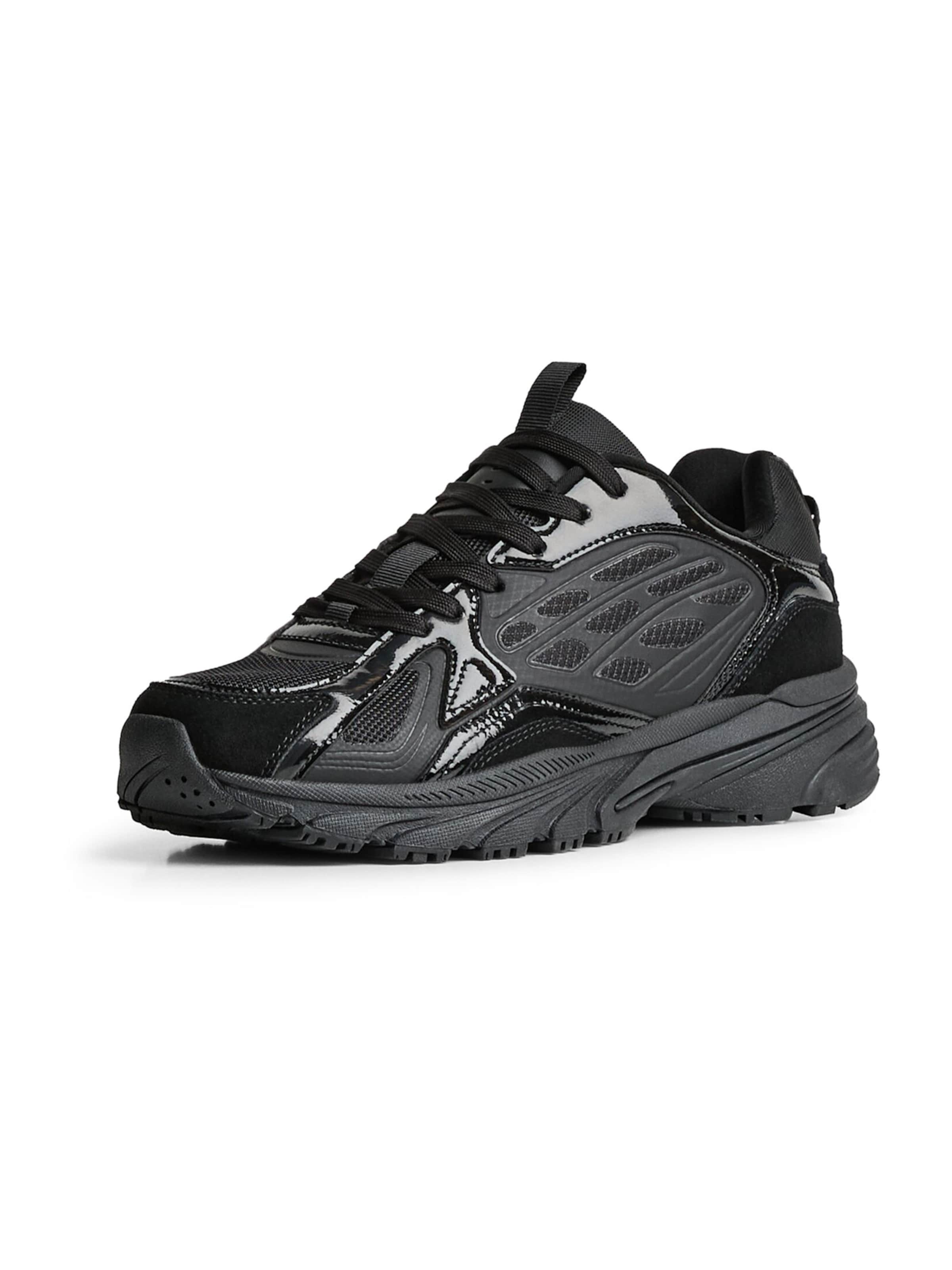 Bershka Matalavartiset tennarit värissä musta: etupuoli