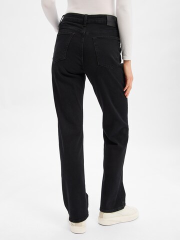 BOSS Regular Jeans 'The Ada' in Schwarz