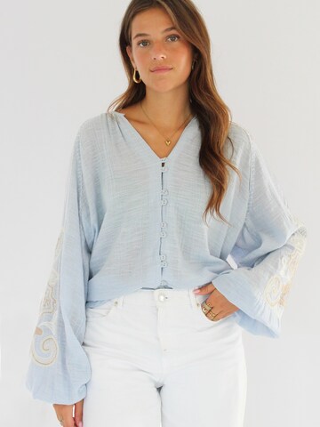 Honnête Atelier Blouse 'Gloria' in Blue: front