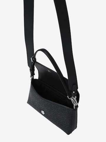 Calvin Klein Handtasche 'Must' in Schwarz