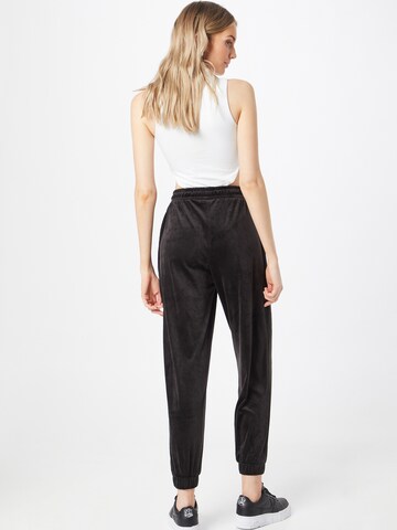 Urban Classics Tapered Broek in Zwart