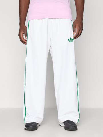 ADIDAS ORIGINALS Широкий Штаны в Белый: спереди