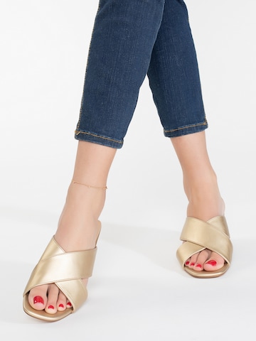 Celena - Zapatos abiertos 'Carah' en oro