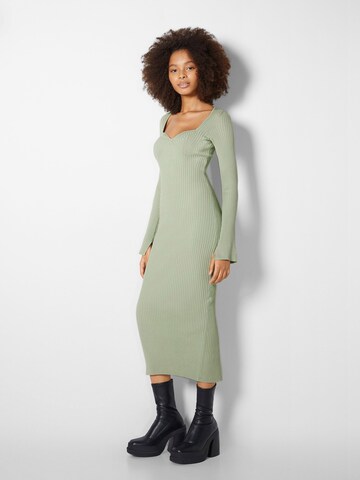 Bershka Úpletové šaty – zelená: přední strana