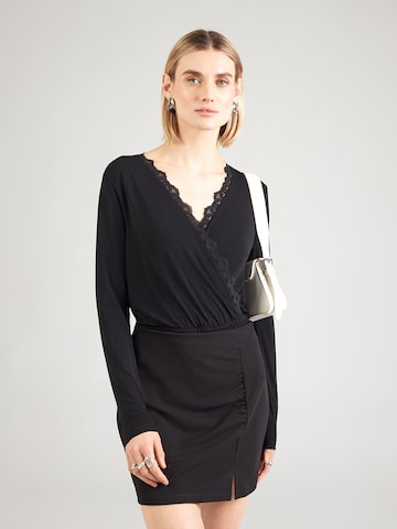 juoda ABOUT YOU Marškinėliai-glaustinukė 'Arlene': priekis