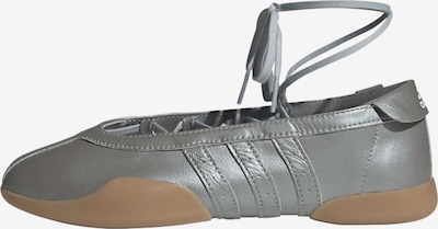 ADIDAS ORIGINALS Ballerines à lanières 'Taekwondo Mei' en argent, Vue avec produit