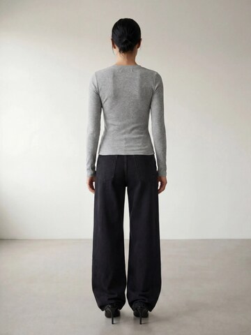 ARMIEMajica 'The Petra Henley Top - Light Grey Melange' - siva boja