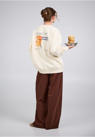 Felpa 'Pancake' di OH APRIL in bianco: frontale