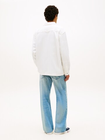 Tommy Jeans Демисезонная куртка 'ESSENTIAL' в Белый