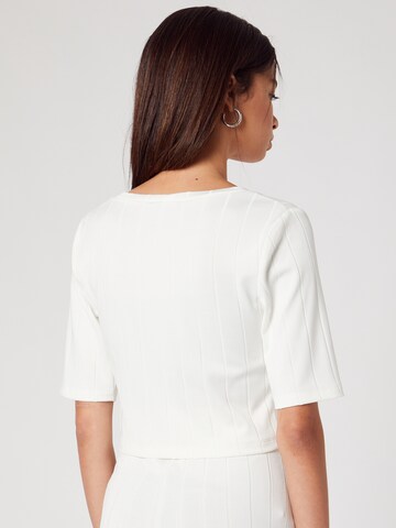 T-shirt 'Ella' ABOUT YOU x MOGLI en blanc