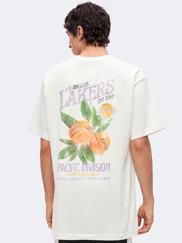 T-Shirt 'NBA FULL COURT LAKERS' Mitchell & Ness en blanc : devant