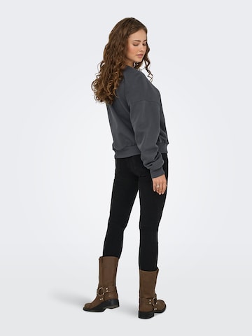 Sweat-shirt 'ONLTammie' ONLY en gris