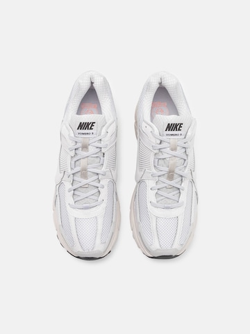 Nike Sportswear Низкие кроссовки 'Zoom Vomero 5' в Серый