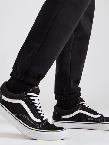 Champion Authentic Athletic Apparel Tapered Broek in Zwart