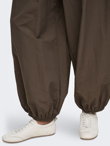 Barrel Pantaloni 'ONLAzra' di ONLY in marrone