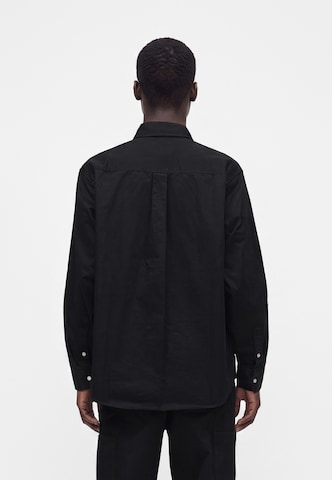 Carhartt WIP Comfort Fit Košeľa 'Madison' - Čierna