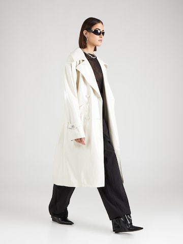 Chiara Ferragni Ανοιξιάτικο και φθινοπωρινό παλτό σε λευκό