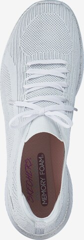 Baskets basses SKECHERS en blanc