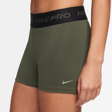 NIKE Skinny Sportshorts in Grün