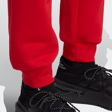 ADIDAS ORIGINALS - Tapered Calças 'Trefoil Essentials' em vermelho