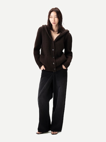 GOBI Cashmere Strickjacke 'Wide-Shoulder Hooded Cashmere Cardigan'‌‌‌ in Braun