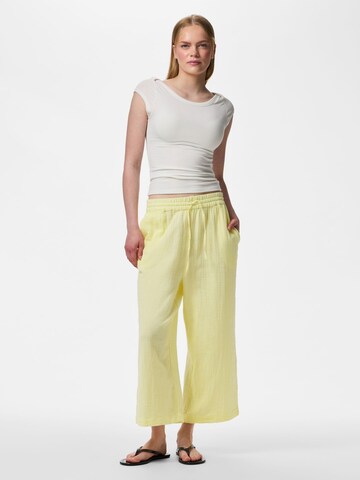Wide Leg Pantalon 'PCSastina' PIECES en jaune