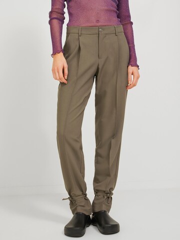 JJXX Regular Pleat-front trousers 'CARRIE MARY' in Brown: front