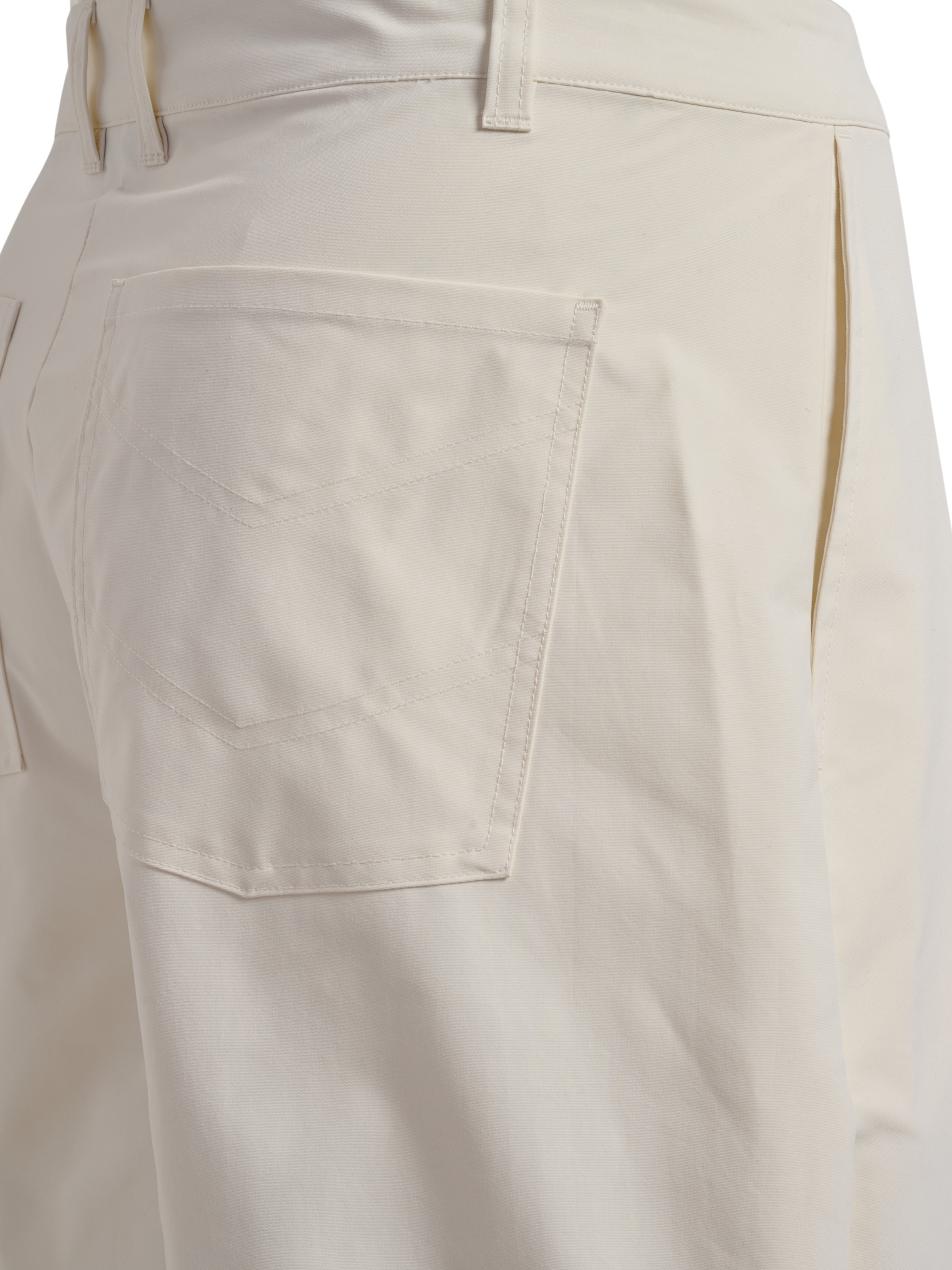 Hummel Regular Shorts in Weiß