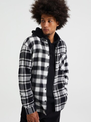 WE Fashion Comfort fit Button Up Shirt in Black: front