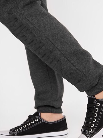 BENCH - Tapered Pantalón deportivo 'Stanley B' en gris