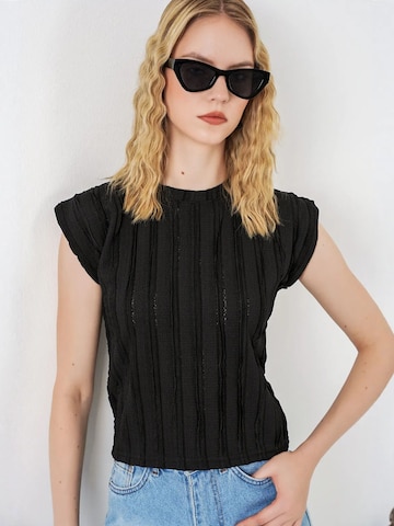 Bigdart Blouse in Black: front
