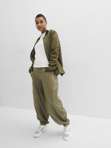 Loosefit Pantaloni di bonprix in verde