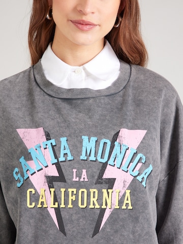 Sweat-shirt PIECES en gris