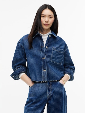 Tommy Jeans Φθινοπωρινό και ανοιξιάτικο μπουφάν σε μπλε: μπροστά