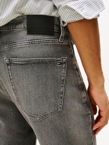 Tommy Jeans - Slimfit Vaquero 'Ryan' en gris