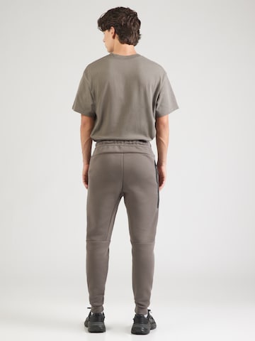 Nike Sportswear - Tapered Pantalón 'TCH FLC' en gris