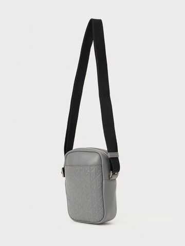 Sac à bandoulière Calvin Klein en gris : sur le côté