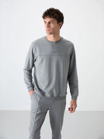 Tommy Life Sweat suit in Grey