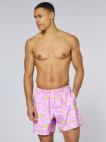 CHIEMSEE Board Shorts ' im angesagten Alloverprint ' in Purple: front