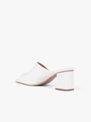LA VITRINA Sandaal in Beige