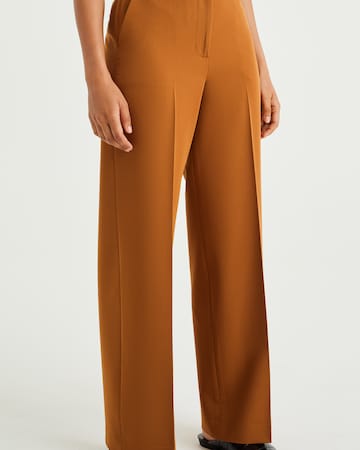WE Fashion Regular Trousers in Brown