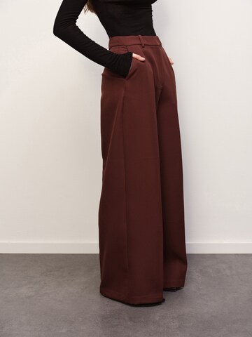 RÆRE by Lorena Rae - Loosefit Pantalón de pinzas 'Elektra' en marrón: frente