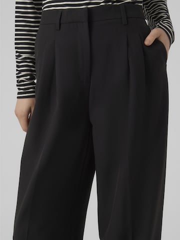 VERO MODA - Pierna ancha Pantalón plisado 'TROIAN' en negro
