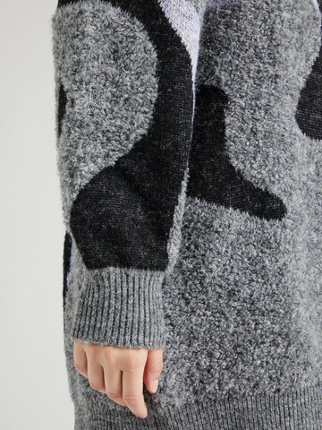 florence by mills exclusive for ABOUT YOU Stickad klänning 'S'mores' i grå