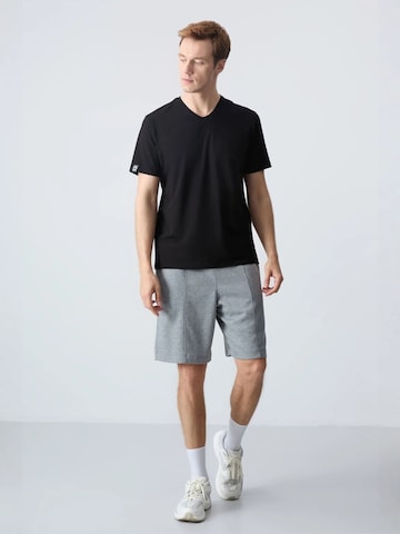 Tommy Life - Regular Calças de desporto em cinzento: frente